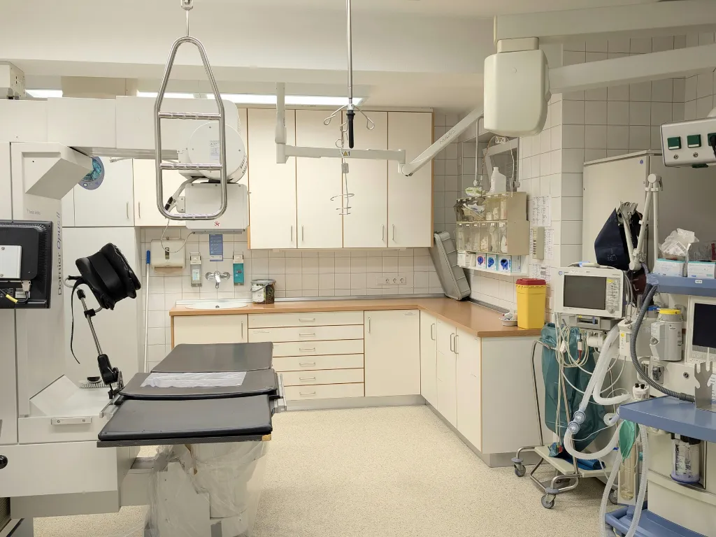 Hospital operating room with anesthesia machines supporting rural hospital coverage by Grasshopper Anesthesia Services
